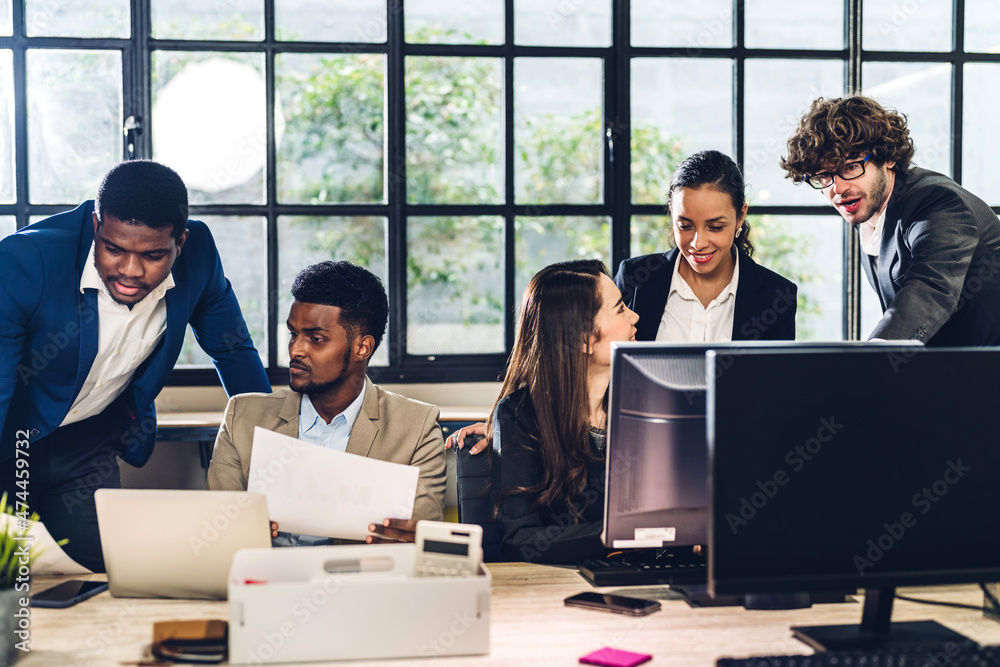 Équipe de professionnels collaborant sur la gestion d'association